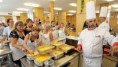 Nazdobený kuskus děti snědí, na novoty si ale zvykají dlouho. Kuchaře ze školních jídelen učili vařit mistři